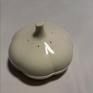 Tupperware Garlic Keeper NWOT